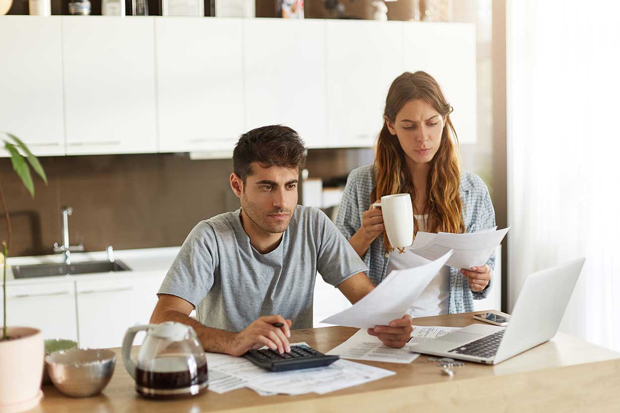 Couple calculating if they can buy a car on finance