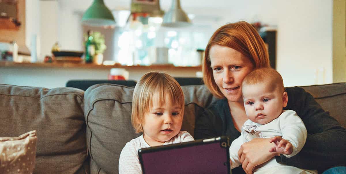 Family searching for the safest cars to buy