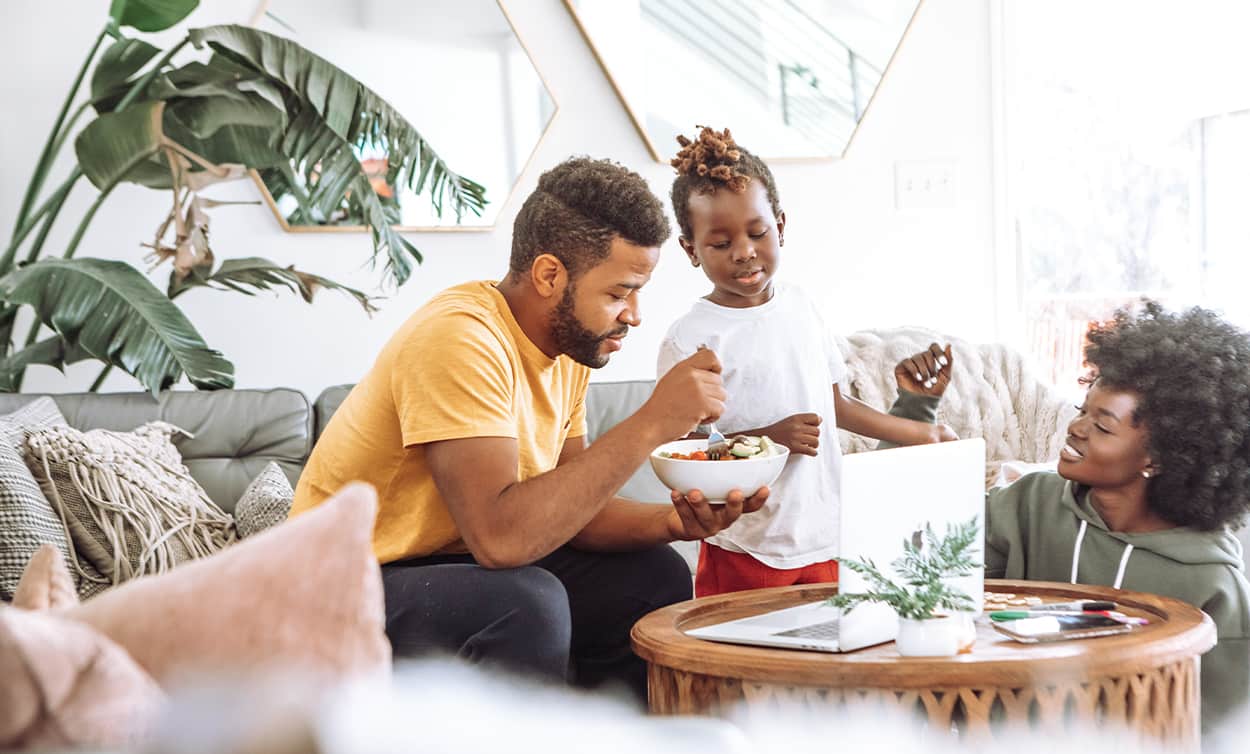 Family with laptop looking how to reduce APR on a car loan