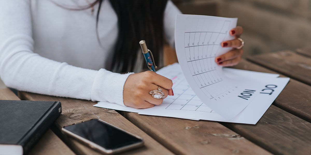 Woman working out length of car loan on a calendar